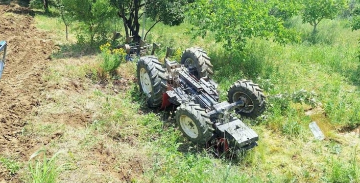 Gördes'te tarlada korkunç kaza: Traktör altında kalan sürücü ağır yaralandı