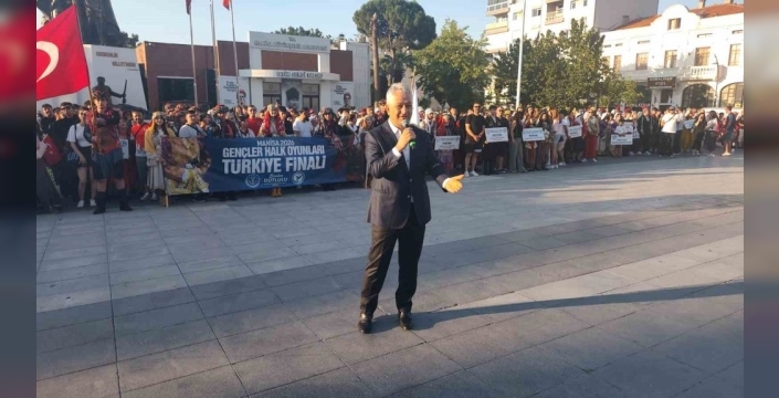 Halk oyunları festivalinde şaşırtan an: Federasyon başkanı davul çalıp bahşiş topladı!