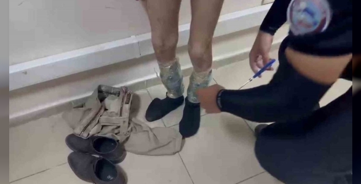 Hatay'da uyuşturucu taciri, vücuduna sarılı esrar ile yakalandı