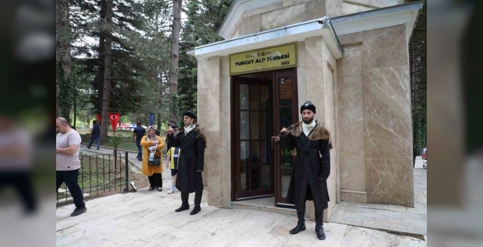 İnegöl Fatihi Turgut Alp, kabri başında dualarla anıldı