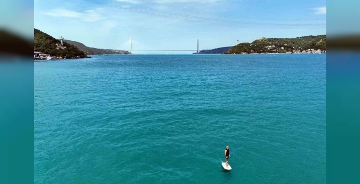 İstanbul Boğazı'nda yunuslar ve dev gemilerle unutulmaz sörf deneyimi