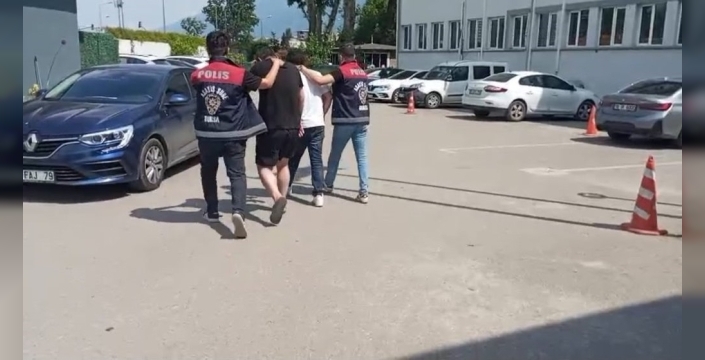 İşte o dolandırıcılar yakalandı! Yaşlı kadının ziynetlerini çalanlar cezaevine gönderildi