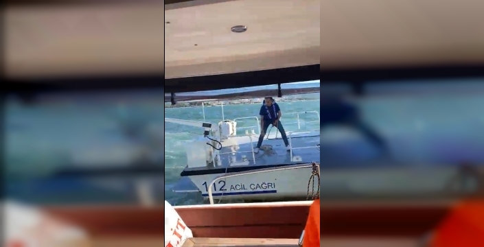 İzmir açıklarında dehşet anları: Su alan teknedeki 6 kişi son anda kurtarıldı