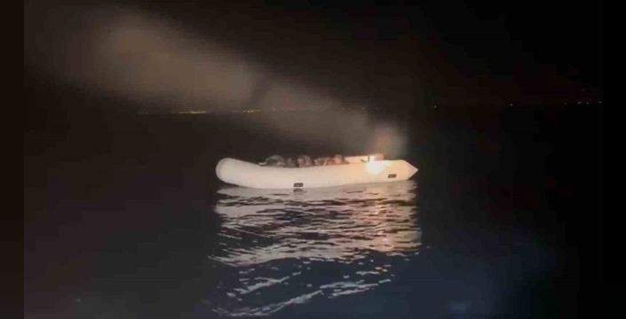 İzmir açıklarında sahil güvenlikten kritik operasyon: 3 kişi kurtarıldı, 18 göçmen yakalandı