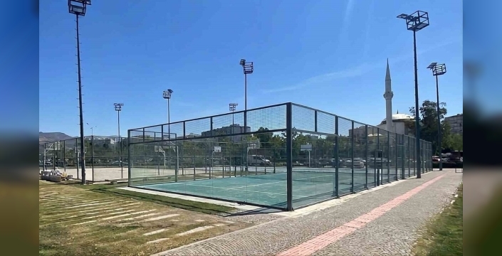 İzmir'de Bostanlı Sahili'ne yeni padel kortları inşa ediliyor