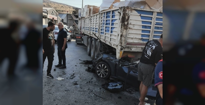 İzmir'de korkunç kaza: Tıra ok gibi saplanan otomobilin sürücüsü hayatını kaybetti