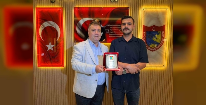 İzmir'de taksici, unutulan eşyaları sahiplerine eksiksiz teslim etti