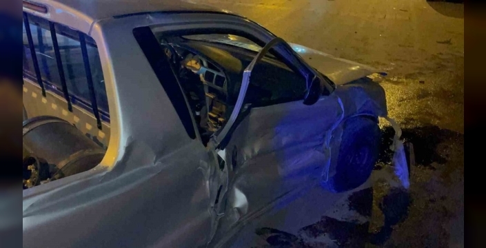 Karaman'da pikap, park halindeki araçlara çarptı: 1 yaralı