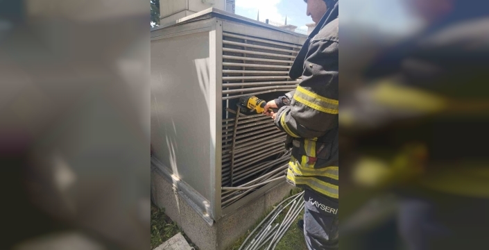 Kayseri'de havalandırma boşluğuna sıkışan kedi kurtarıldı