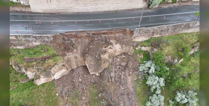 Kayseri'de istinat duvarı çöktü, bir ev hasar gördü