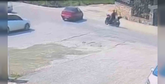 Kontrolsüz kavşakta dehşet: Motosikletli genç, otomobilin altında kaldı