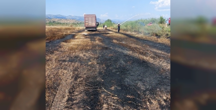 Köşk'te kamyon yangını ekinleri de etkiledi