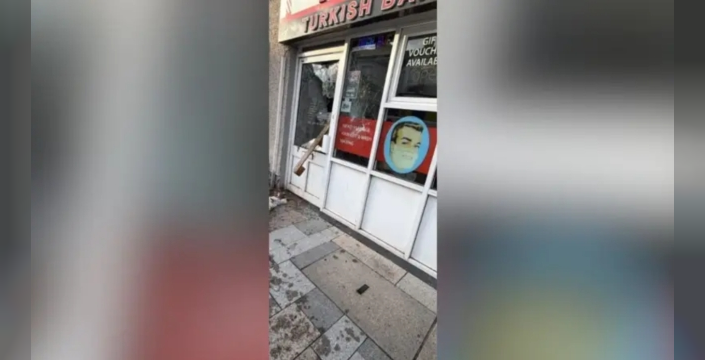 Kuzey İrlanda'da göçmen karşıtı isyan: Türk berberi de hedef alındı, şehirler ateşe verildi