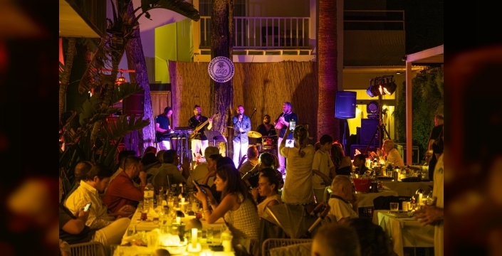 Lago, 2026 sezonunu 200 misafir ve Yorgo Kertis'in Greek Night sahnesiyle açtı