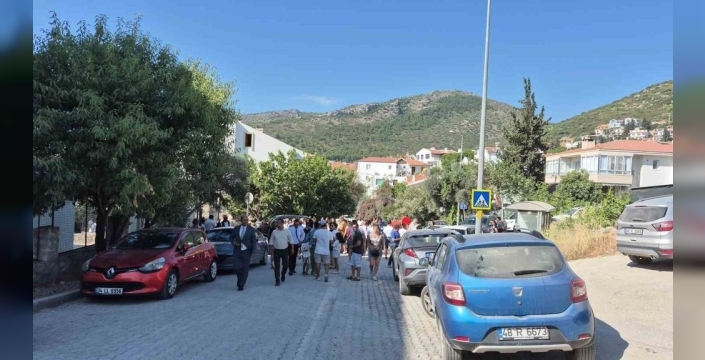 LGS stresi Datça'da da sürdü: Veliler yine okul önlerinde dualarla bekledi