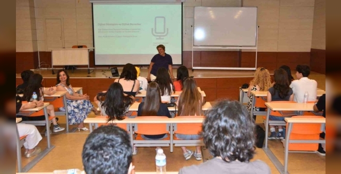 Lise öğrencilerine dijital dünyaya 'merhaba': Ege Üniversitesi'nden podcast atölyesi