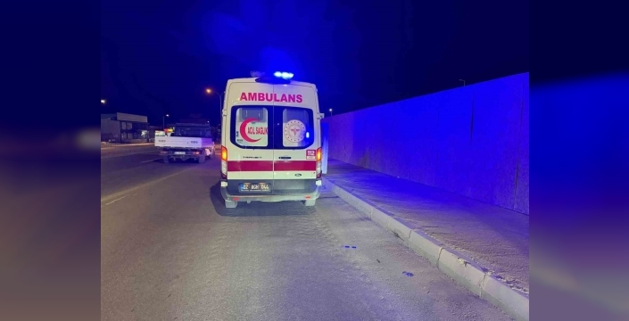 Madde etkisiyle yol ortasına yığılan sürücü, ekipleri alarma geçirdi