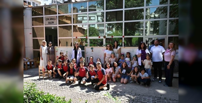 Manisa'da minik yürekler tuvallerde geleceğe seslendi