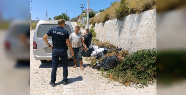 Marmaris'te yol kenarına atık bırakanlara ceza kesildi