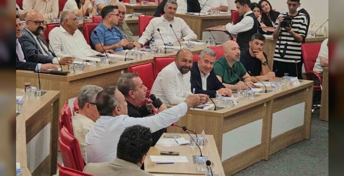 Meclis kürsüsünde 'sesim kesildi' paniği: Başkan Yetişkin sahneye kendi mikrofonuyla çıktı