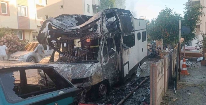 Menteşe'de park halindeki karavan, yangında küle döndü