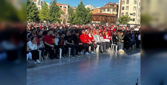 Milli heyecan Balıkesir sokaklarını sardı: Dev ekranlarda coşkulu izleyici ilgisi