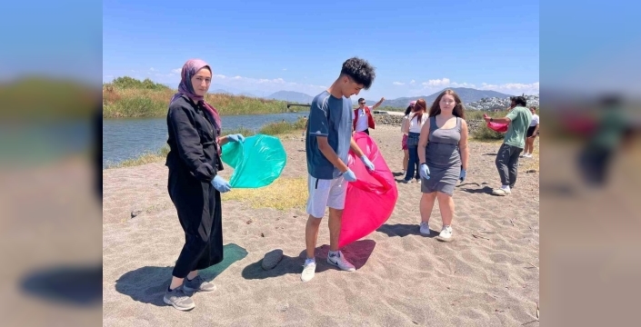 Muğla'da gençler doğa ve spor için kürek çekti