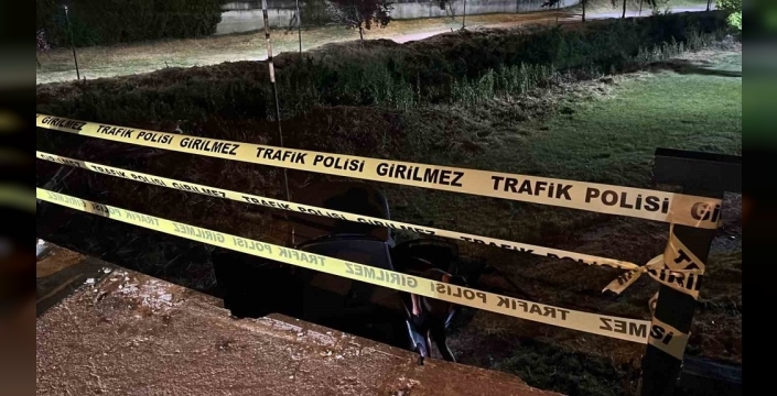 Navigasyon faciaları bitmiyor: Genç sürücü dereye uçtu, yaralı kurtuldu