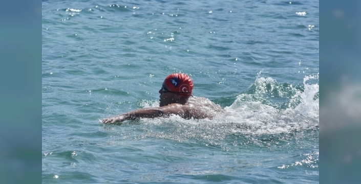Nöroçeşitli ultra maraton yüzücüsü Tuna Tunca, Kuzey Kanalı'nın buzlu sularına meydan okuyor