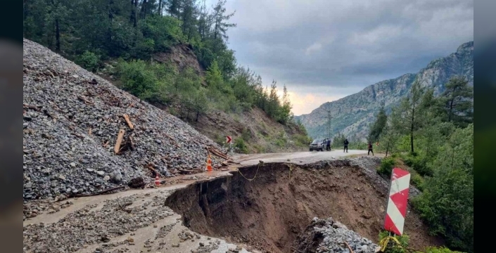 Osmaniye'de heyelan nedeniyle köy yolu kapandı, vatandaşlar halatla karşıya geçti