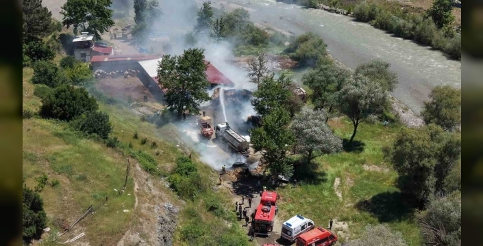 Pozantı'daki hayvan çiftliğinde yangın paniği: İtfaiye seferber oldu
