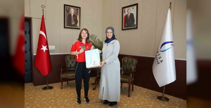 Rektör Kibar, dünya şampiyonu Büber'i makamında kutladı