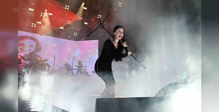 Şebnem Ferah İzmir'i fethetti: 6 yıl sonra dev sahnede unutulmaz gece!