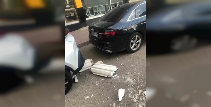 Siirt'te korku dolu anlar: Apartman kaplaması park halindeki otomobilin üzerine çöktü