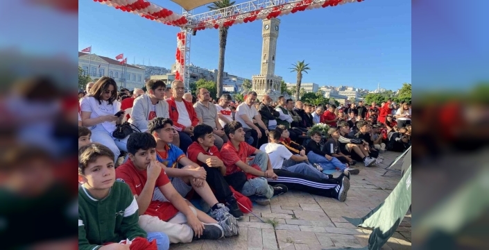 Sınav paniği: İzmir'de dev ekran maç keyfi ertelendi