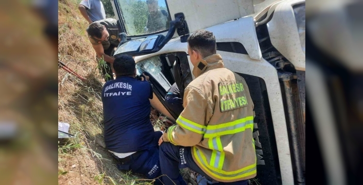 Sındırgı'da kamyon devrildi: Sürücü kabinde sıkıştı, itfaiye kurtardı
