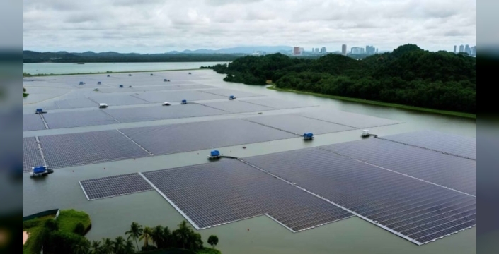 Singapur, yüzen güneş enerjisi tesisinde 122 bin paneli bir araya getirdi