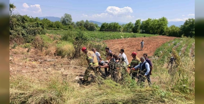 Şok Kurtarma! Traktör köprüden uçtu, muhtar iş makinesiyle kahraman oldu