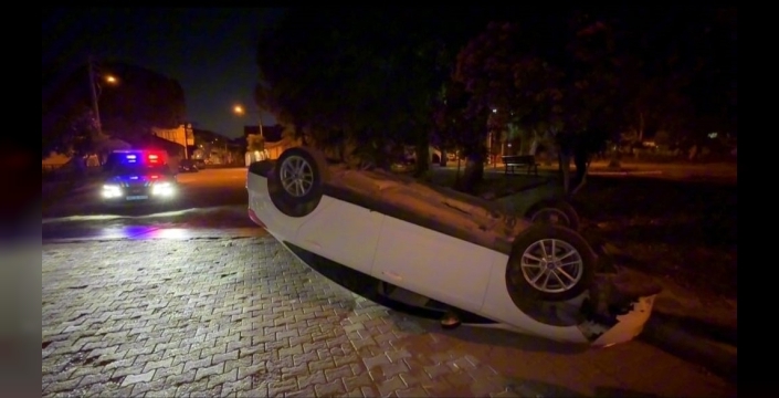 Söke'de yürekler ağza geldi: Otomobil taklalar atarak ters döndü, sürücü mucize eseri kurtuldu!