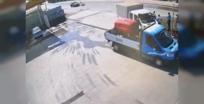 Suda kaybolan motosikletli, otomobille burun buruna geldi