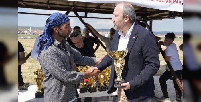 Tavşanlı'da geleneksel rahvan at yarışları büyük ilgi gördü