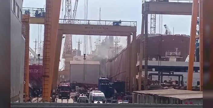 Tersanede bakım gören gemi alevlere teslim oldu, söndürme çalışmaları sürüyor