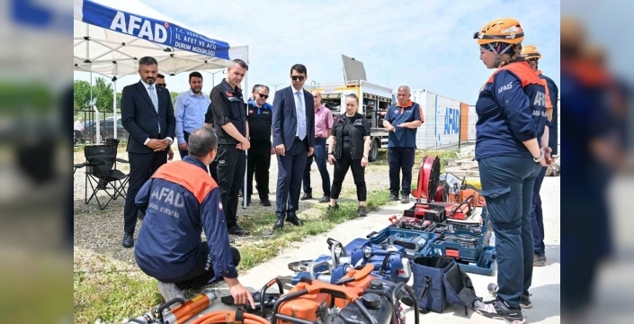 Uşak Valisi Kartal, AFAD'ı ziyaret etti ve afet hazırlıkları hakkında bilgi aldı