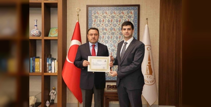 Vali Işın, Kaymakam Teltik'e başarı belgesi takdim etti