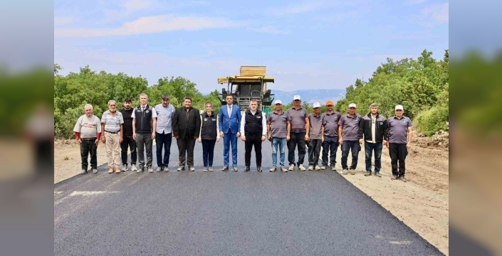 Vali Sözer, köy yollarında direksiyon başına geçti, sıcak asfalt döktürdü