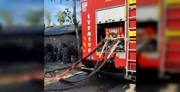 Van'da Ev ve Samanlık Alevlere Teslim Oldu: İtfaiye Ekipleri Zamanla Yarıştı