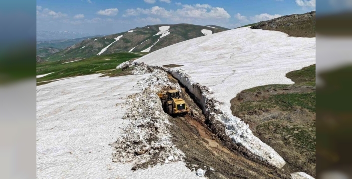 Van'da yaz mevsiminde karla mücadele: Yayla yolları açılıyor
