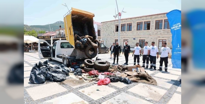 Yeni Foça'da deniz temizliği: Çıkan atıklar çevre bilincini artıracak