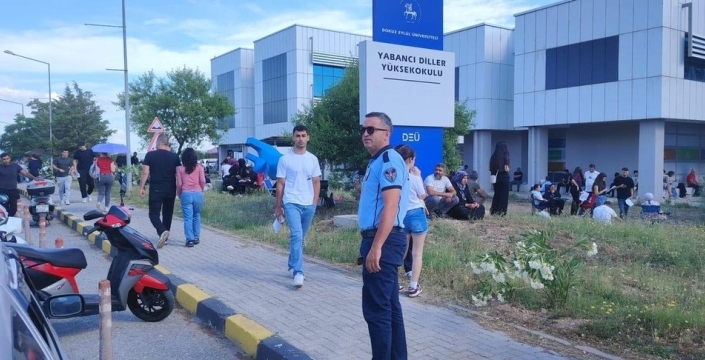 YKS'ye Geç Kalan Adaylar İçin İzmir Zabıtası Seferber Oldu: Sınav Hakkı Kurtarıldı