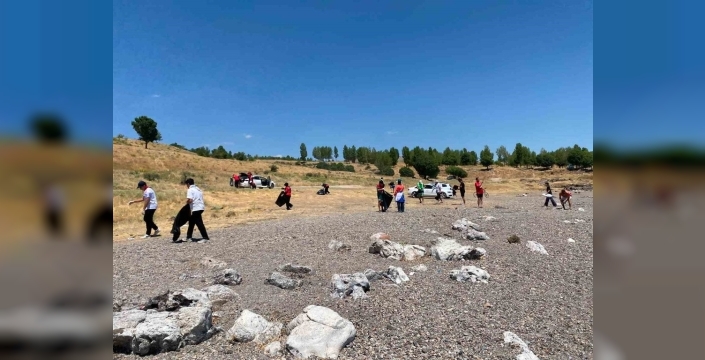 15 Temmuz ruhu Van Gölü kıyısında yeşerdi: Şehitler anıldı, doğa temizlendi